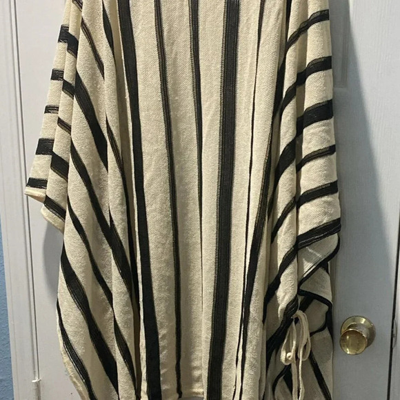 Torrid  Ivory & Black Stripe Ruana One Size - Picture 6 of 8